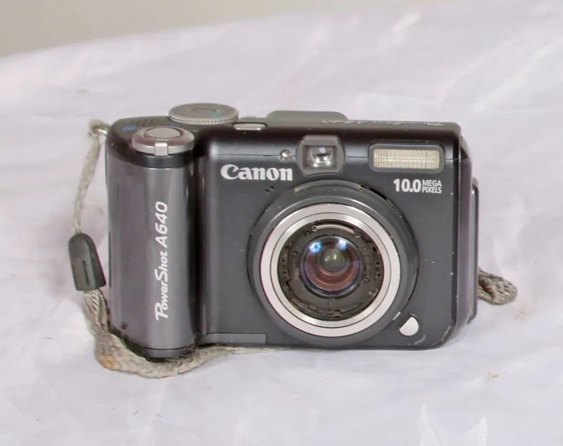 بدنه دوربین دیجیتال Canon مانیتور دار