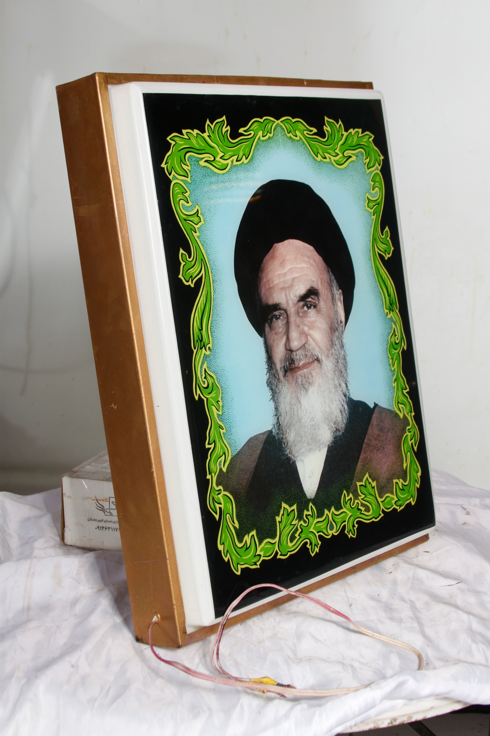 تابلو بزرگ تالاری لامپی آقای خمینی یادبود انقلاب