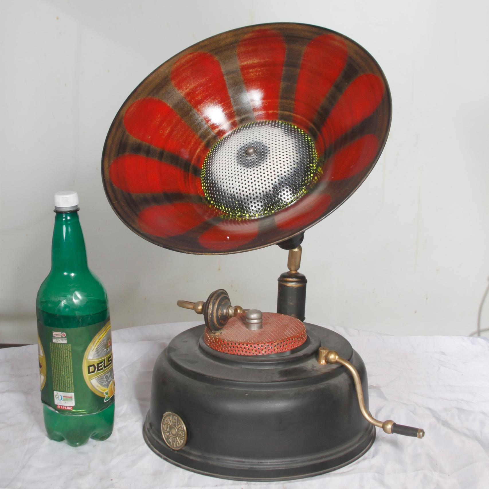 ماکت گرامافون فلزی بشدت قدیمی و بزرگ