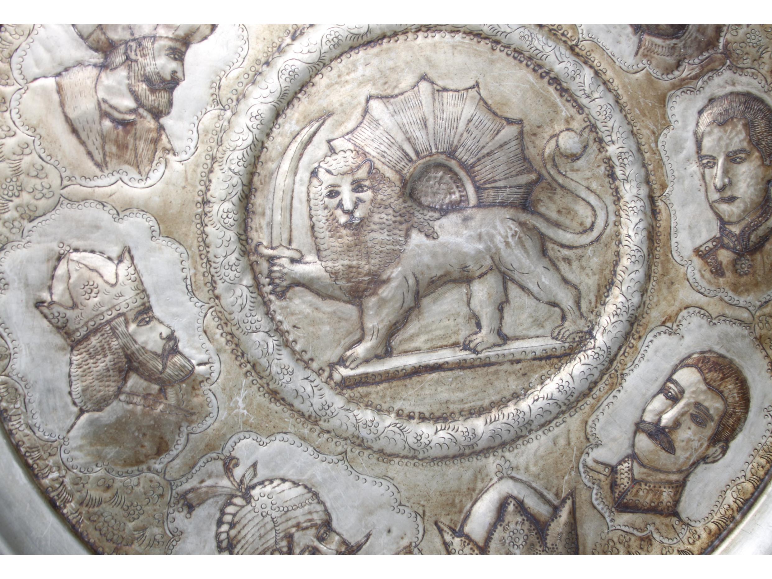 سینی دیوارکوب ورشو داری نقش برجسته کاری فاخر