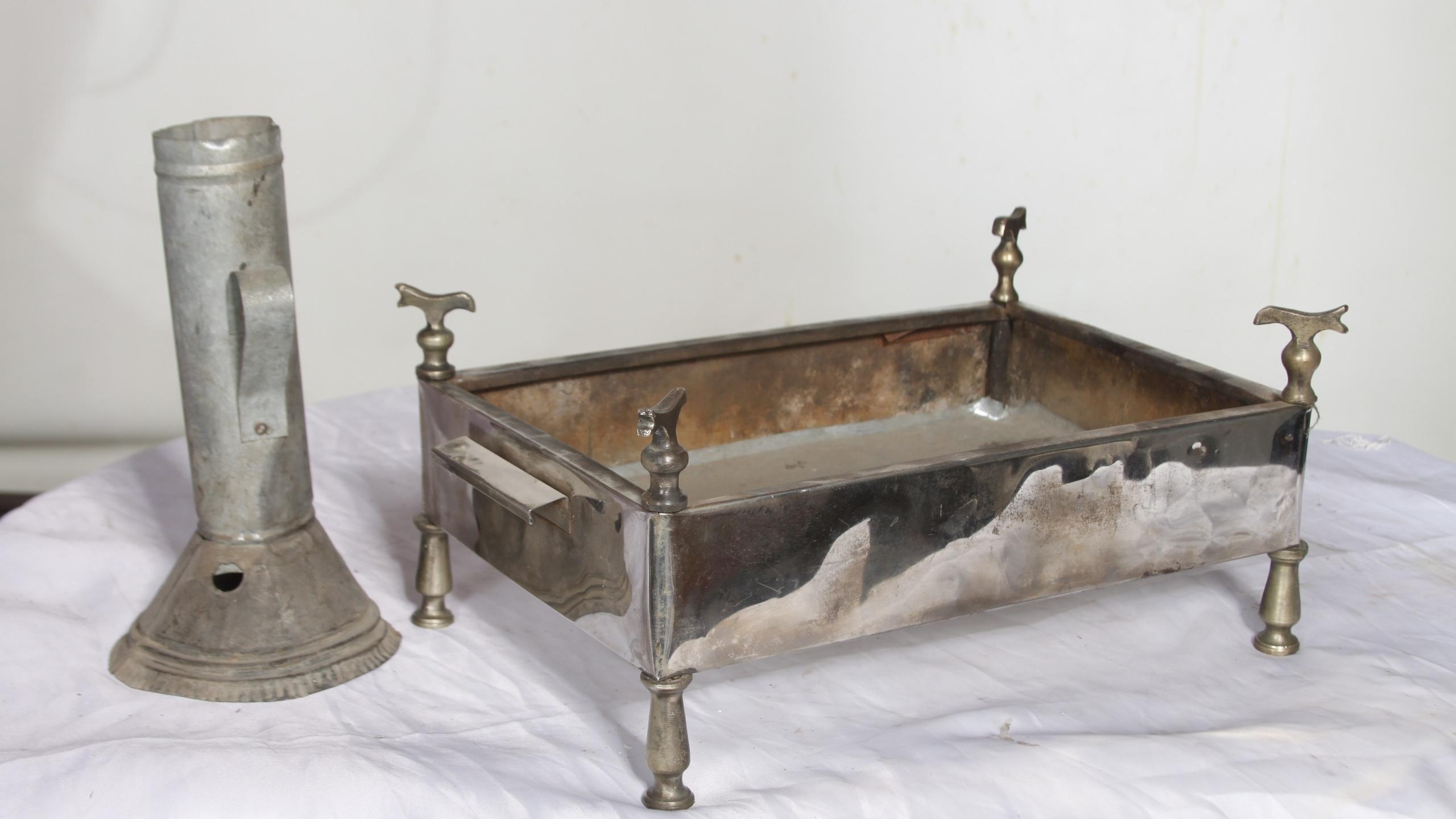 منقل و دودکش قدیمی  تمیز پایه های برنجی