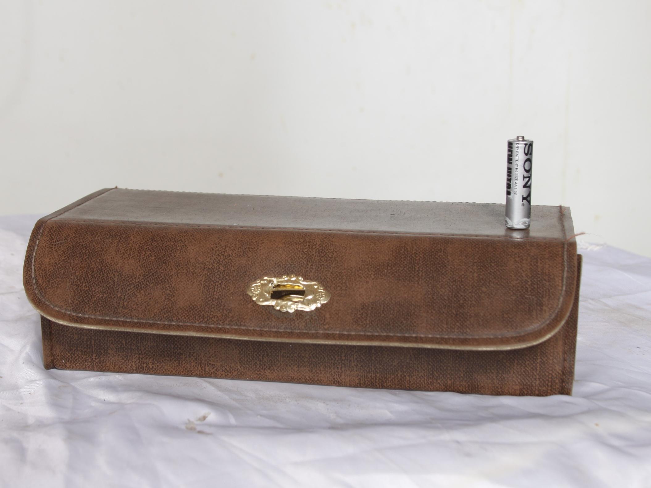 جعبه ی قدیمی جواهر و شناسنامه و ساعت و انگشتر