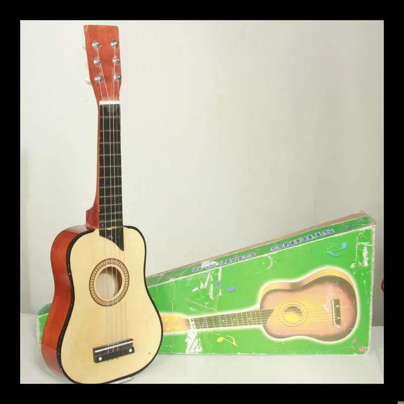 گیتار واقعی سایز کودک قدیمی (واسباب بازی نیست)