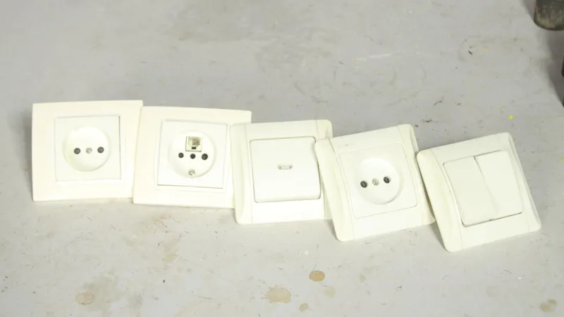 پنج عدد کلید و پریز با کیفیت قدیمی