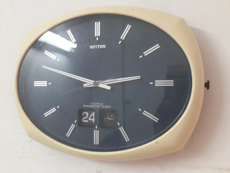 ساعت خاطره انگیز زیبا سالم(کمی تند میره)