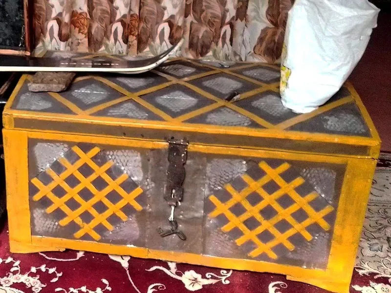 صندوق روسی کهنه و سالم