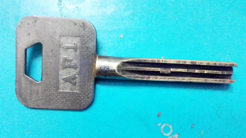 کلید برنجی خاص گاوصندوق های بانکی قدیمی
