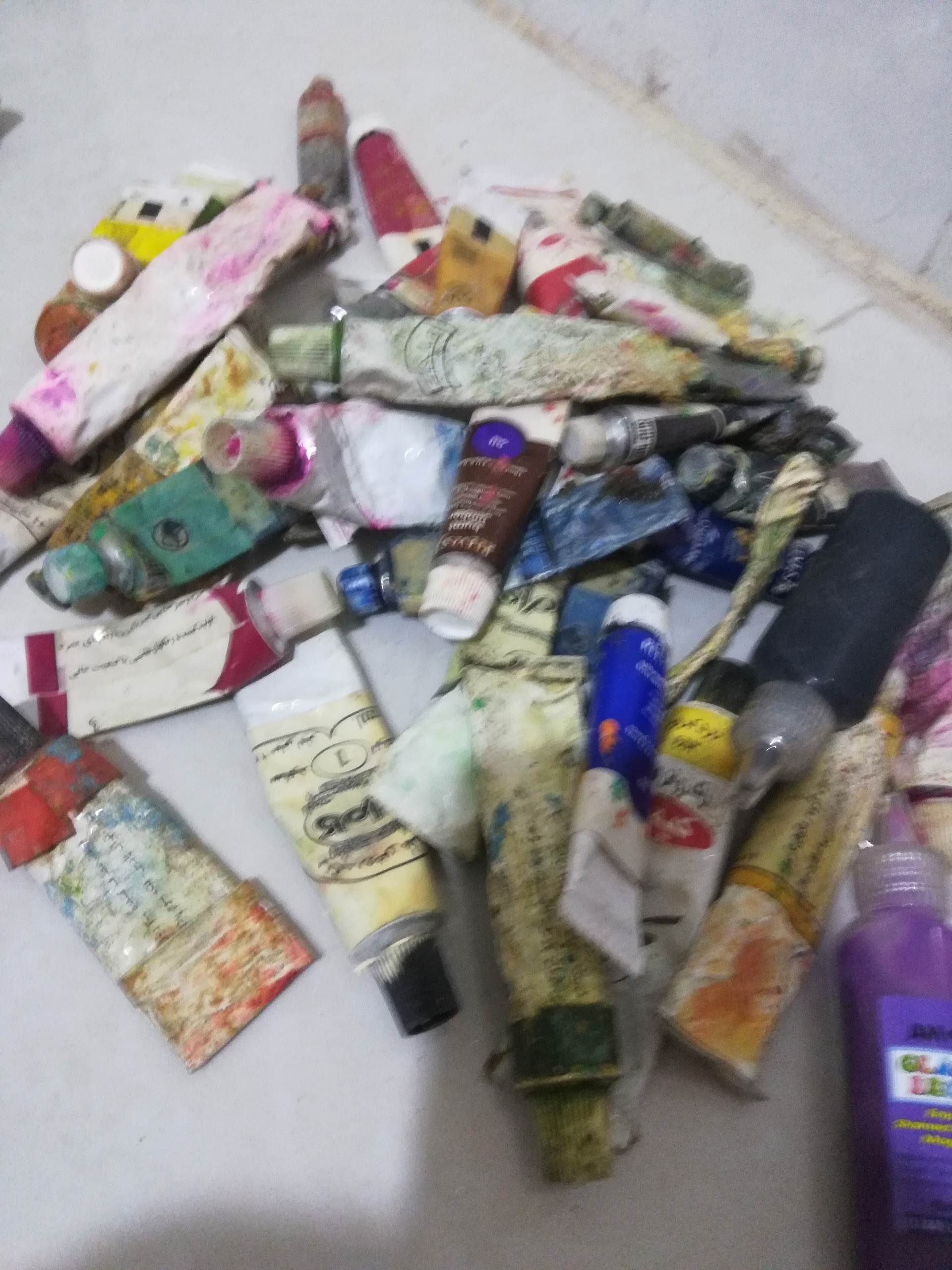 مقداری لوازم نقاشی مستعمل
