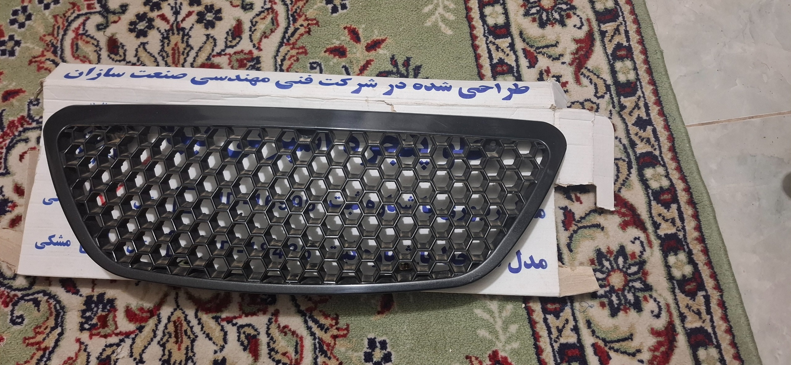 جلو پنجره زنبوری تیبا