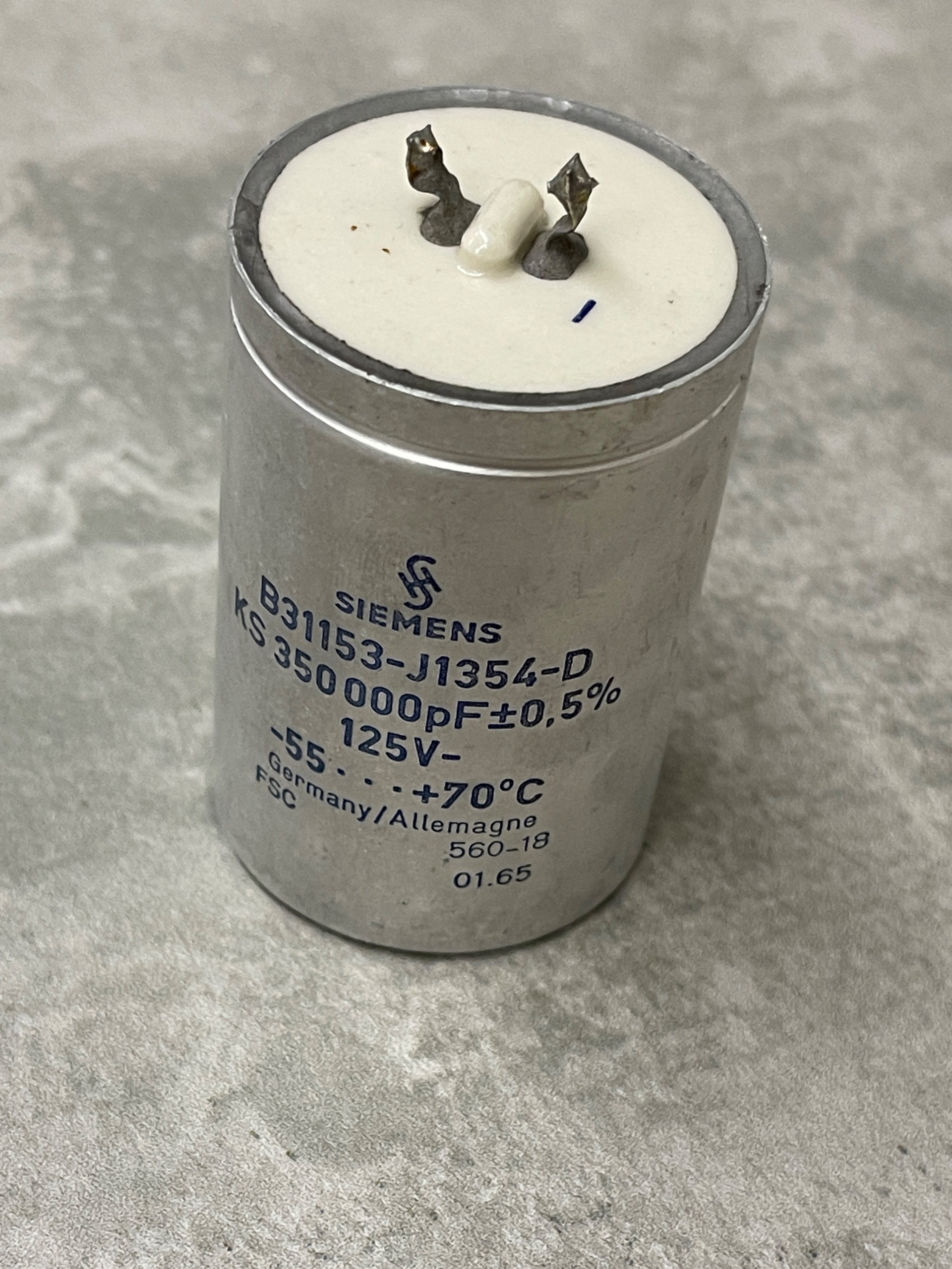 خازن زیمنس 35000pf 125v ضریب خطای نیم درصد