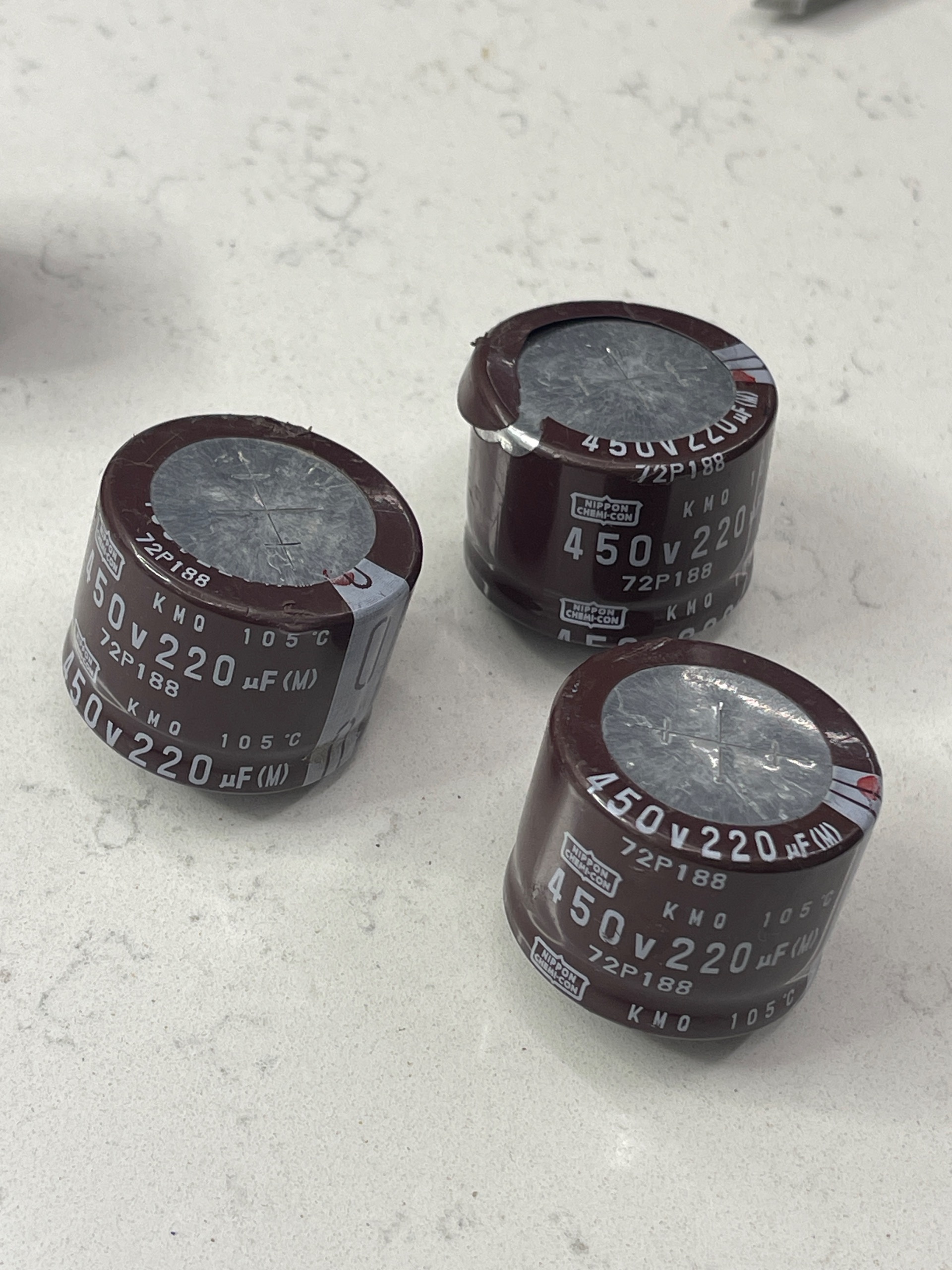 بسته 3 عددی خازن 220uf 450v ژاپنی nippon