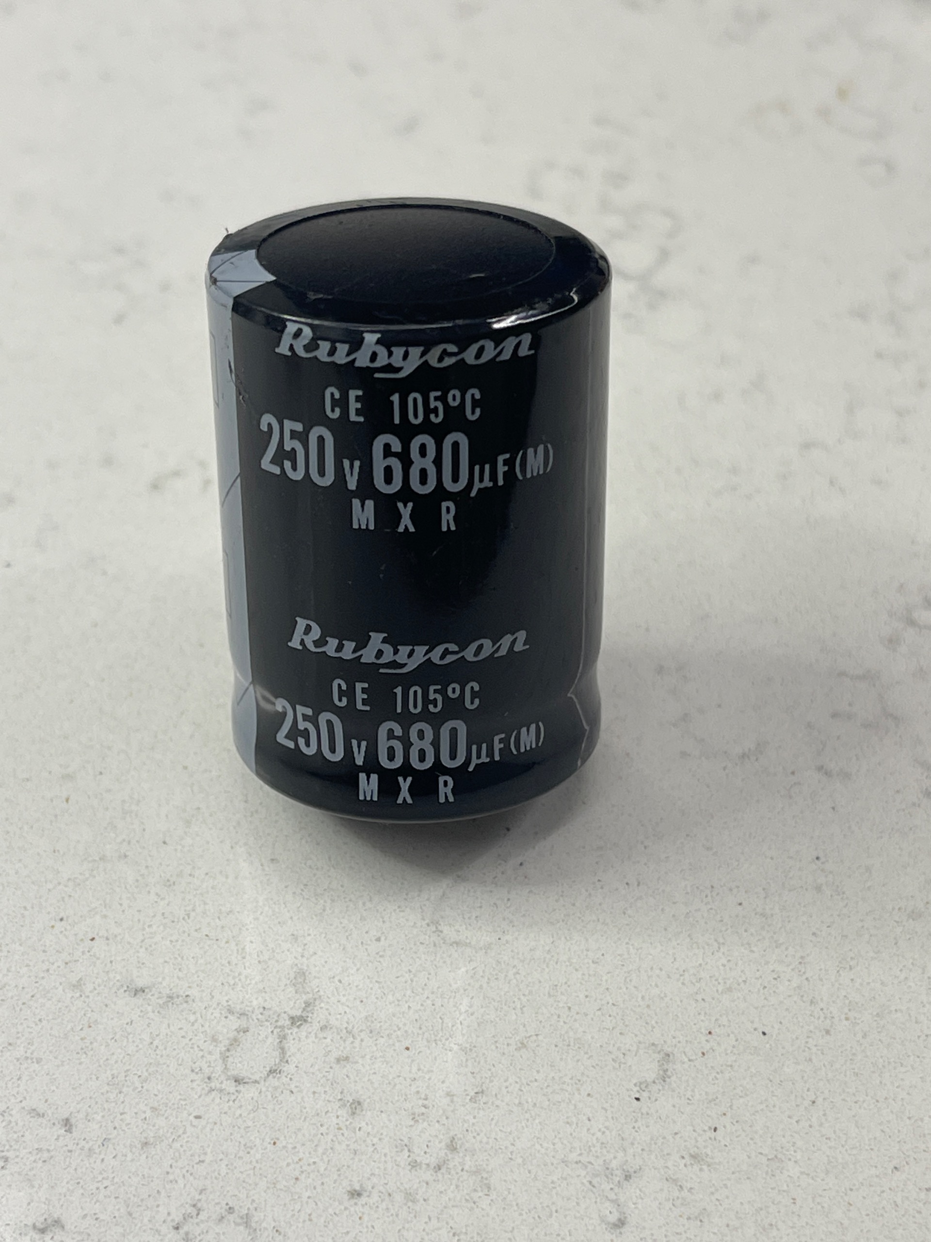 خازن ژاپنی 680uf 250v rubycon