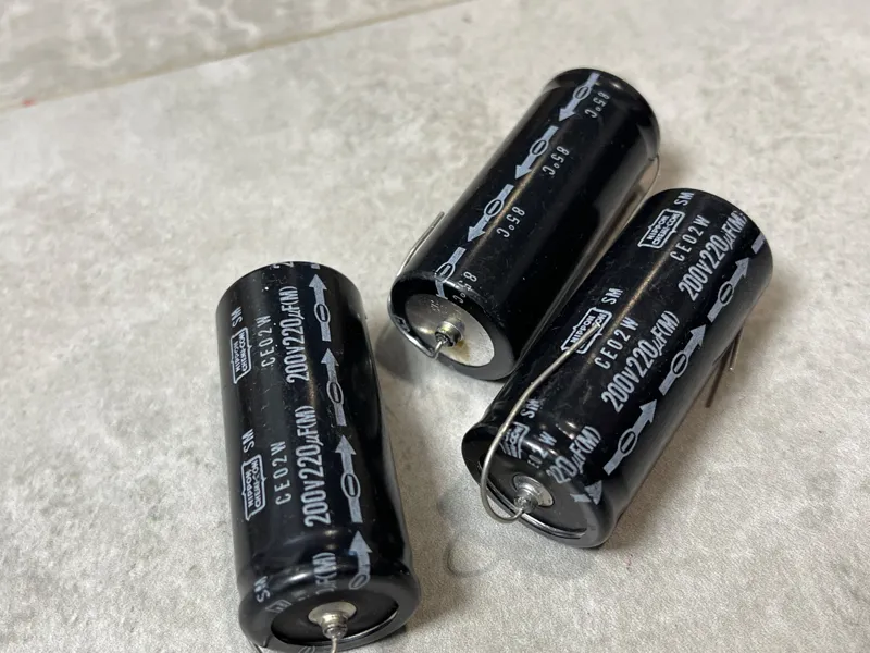 بسته 3 عددی خازن اکسیال نیپون ژاپن 220uf 200v