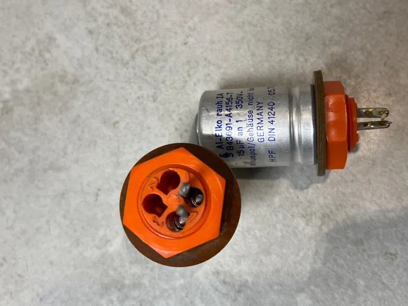 بسته دو عددی خازن زیمنس 15uf 350v