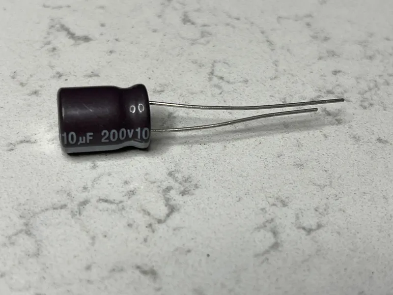 بسته 100 عدد خازن الکترولیت کره ای 10uf 220v Aishi