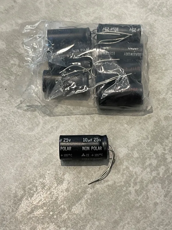 خازن بای پلار ژاپنی ماتسوشیتا 10uf 25v سایز درشت