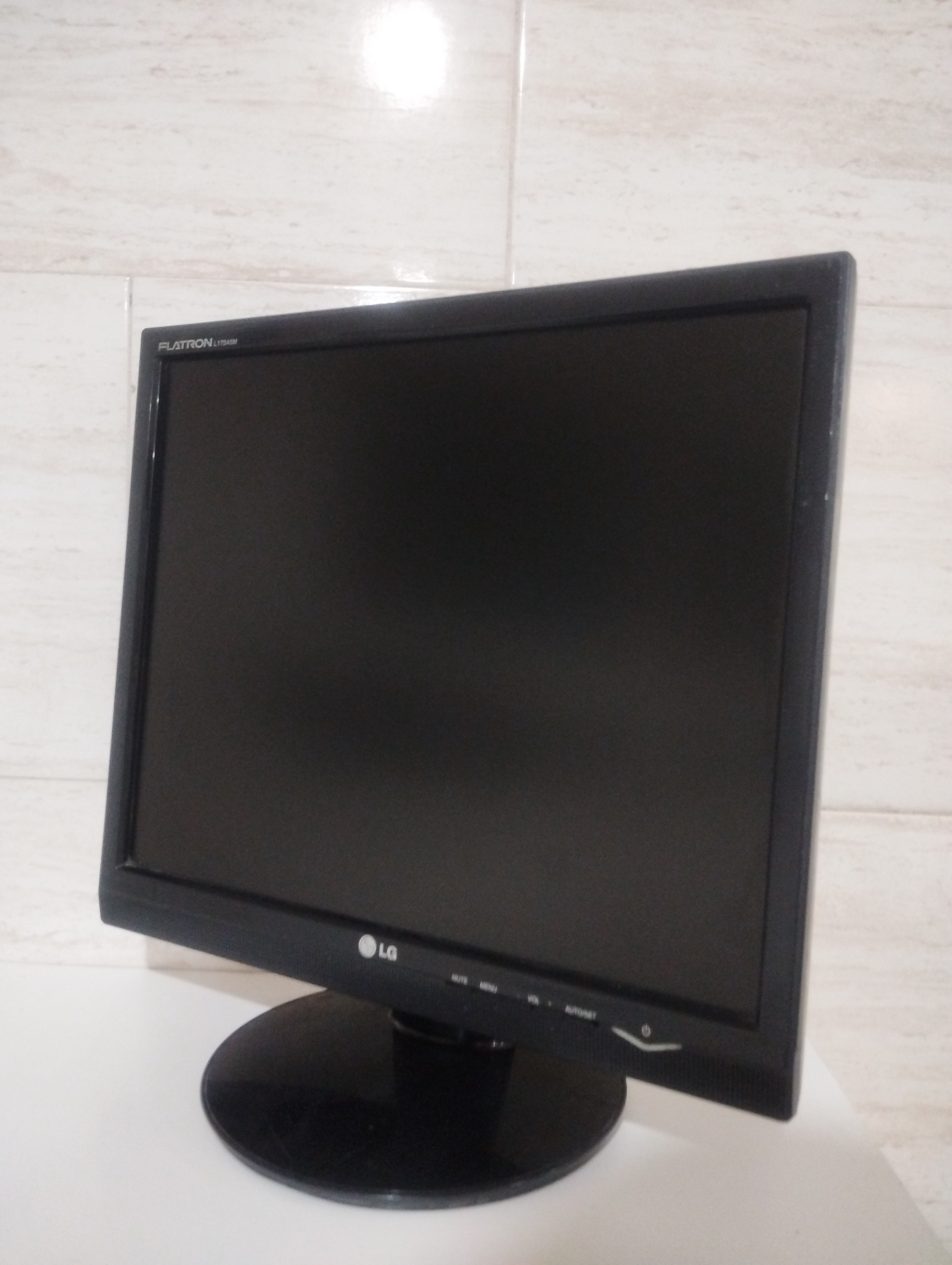 مانیتور 17اینچ الجی مدل L1754sm اسپیکردار
