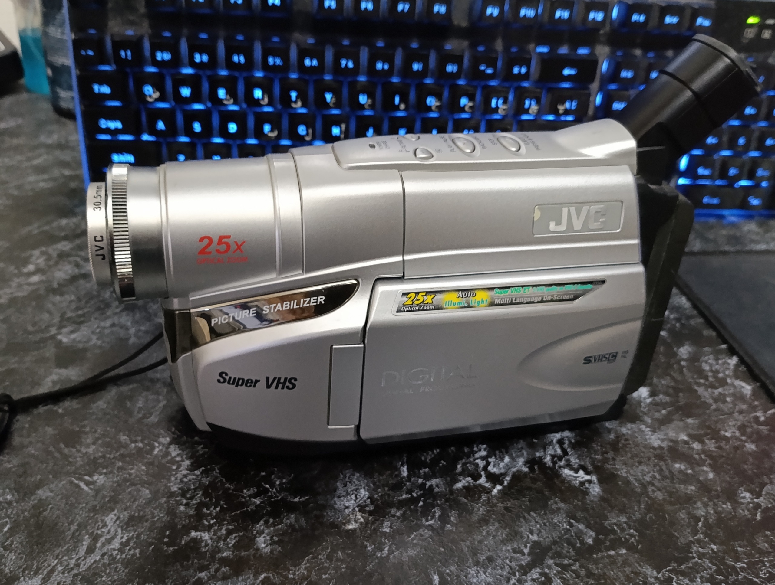 دوربین قدیم JVC