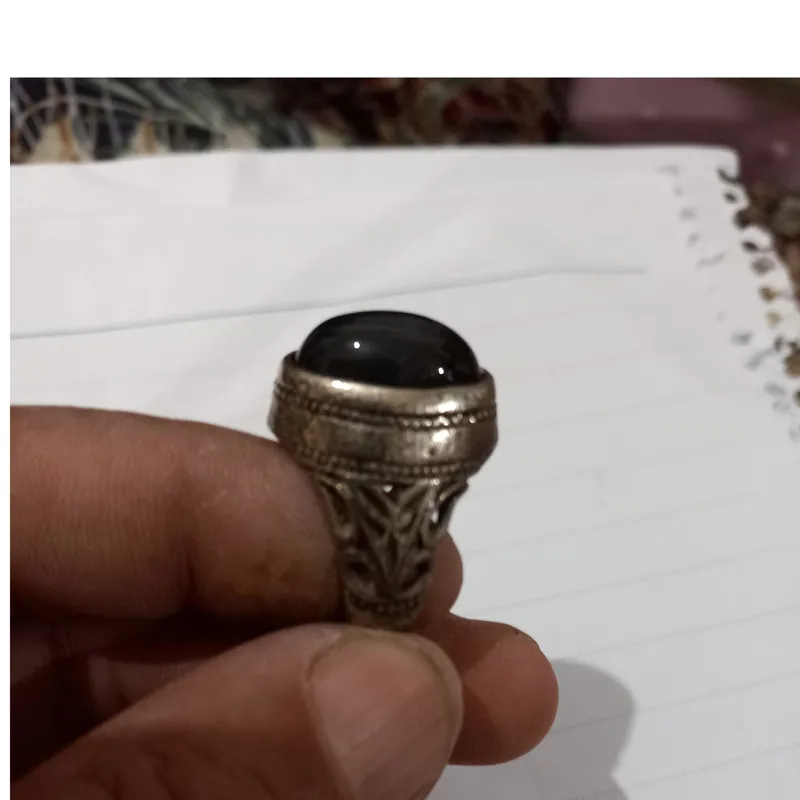 انگشتر و سنگ معدنی