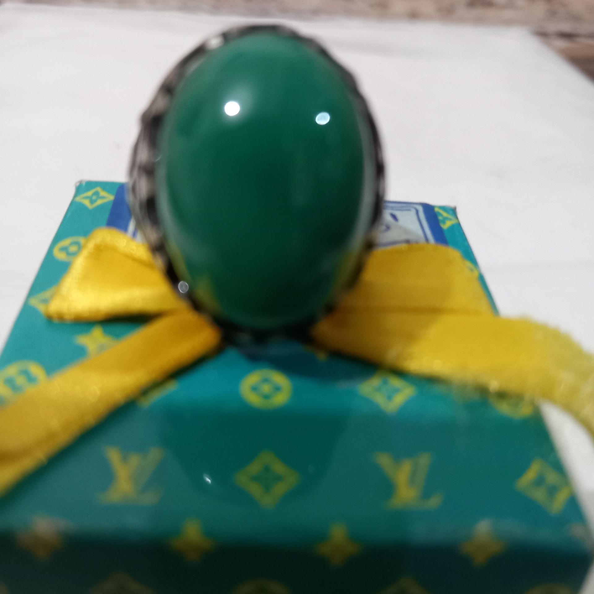 انگشتر و سنگ معدنی
