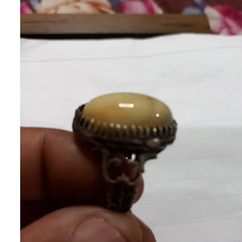 انگشتر و سنگ معدنی