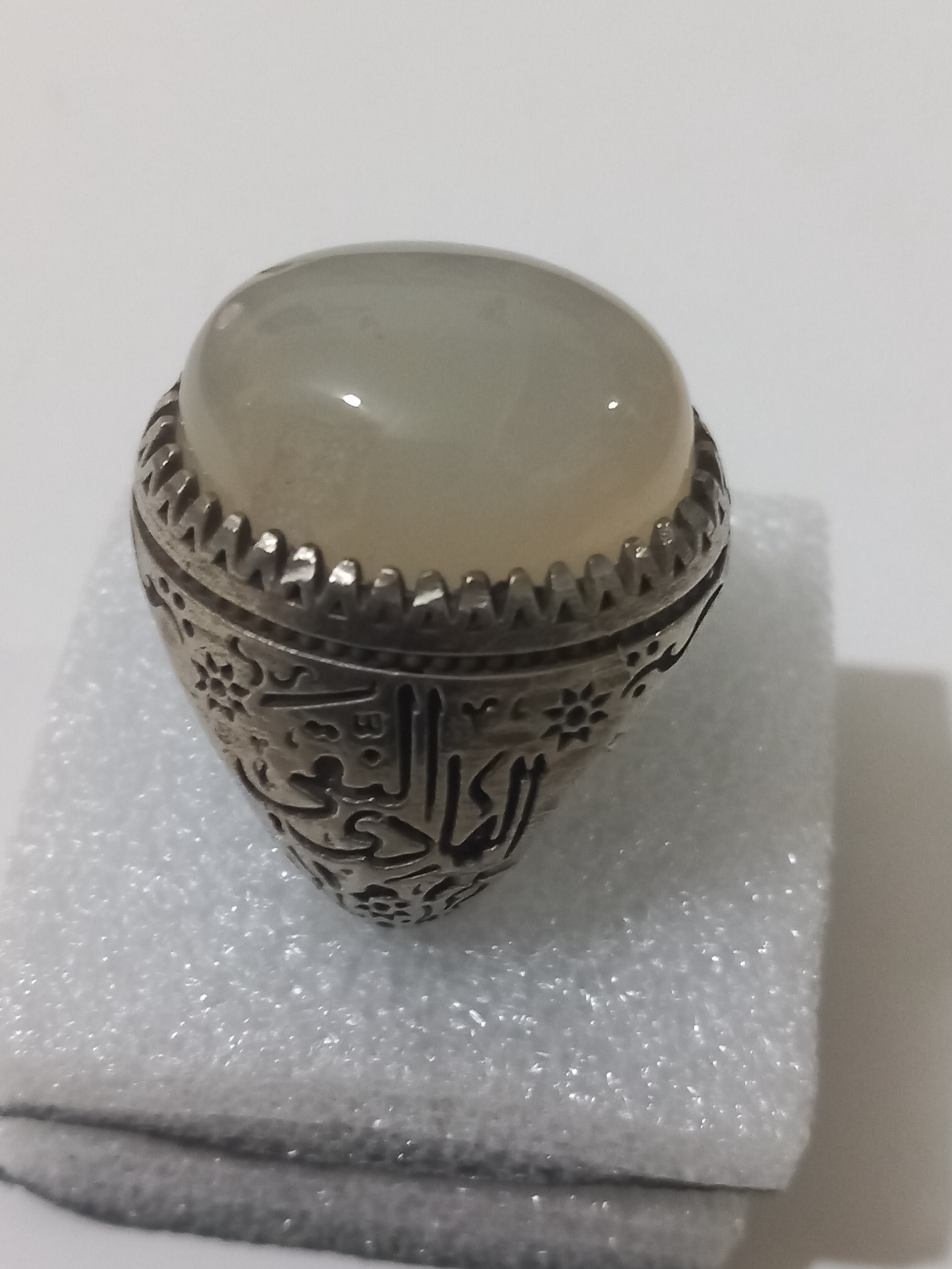 انگشتر قدیمی توضیحات دارد