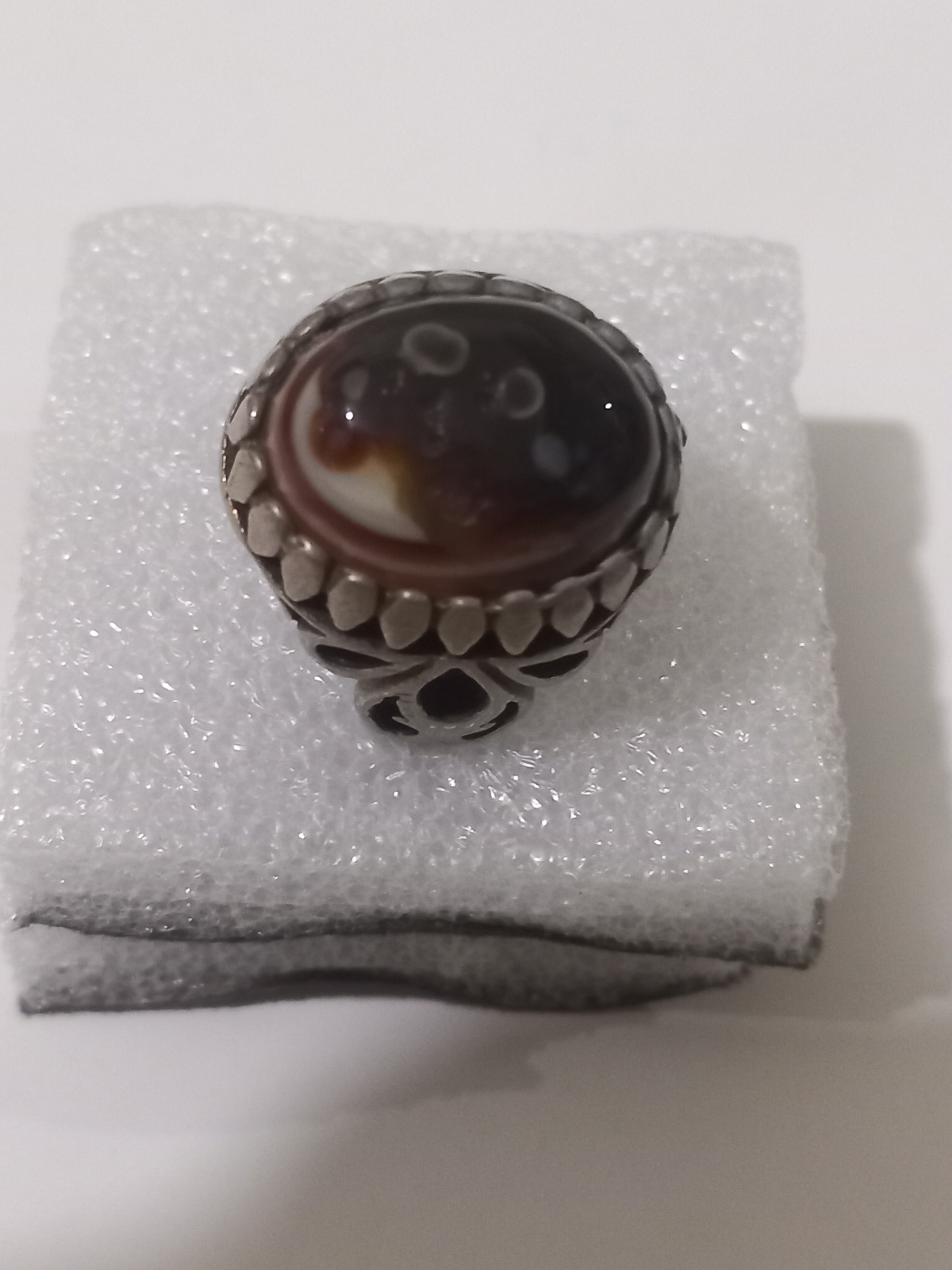 انگشتر و سنگ معدنی