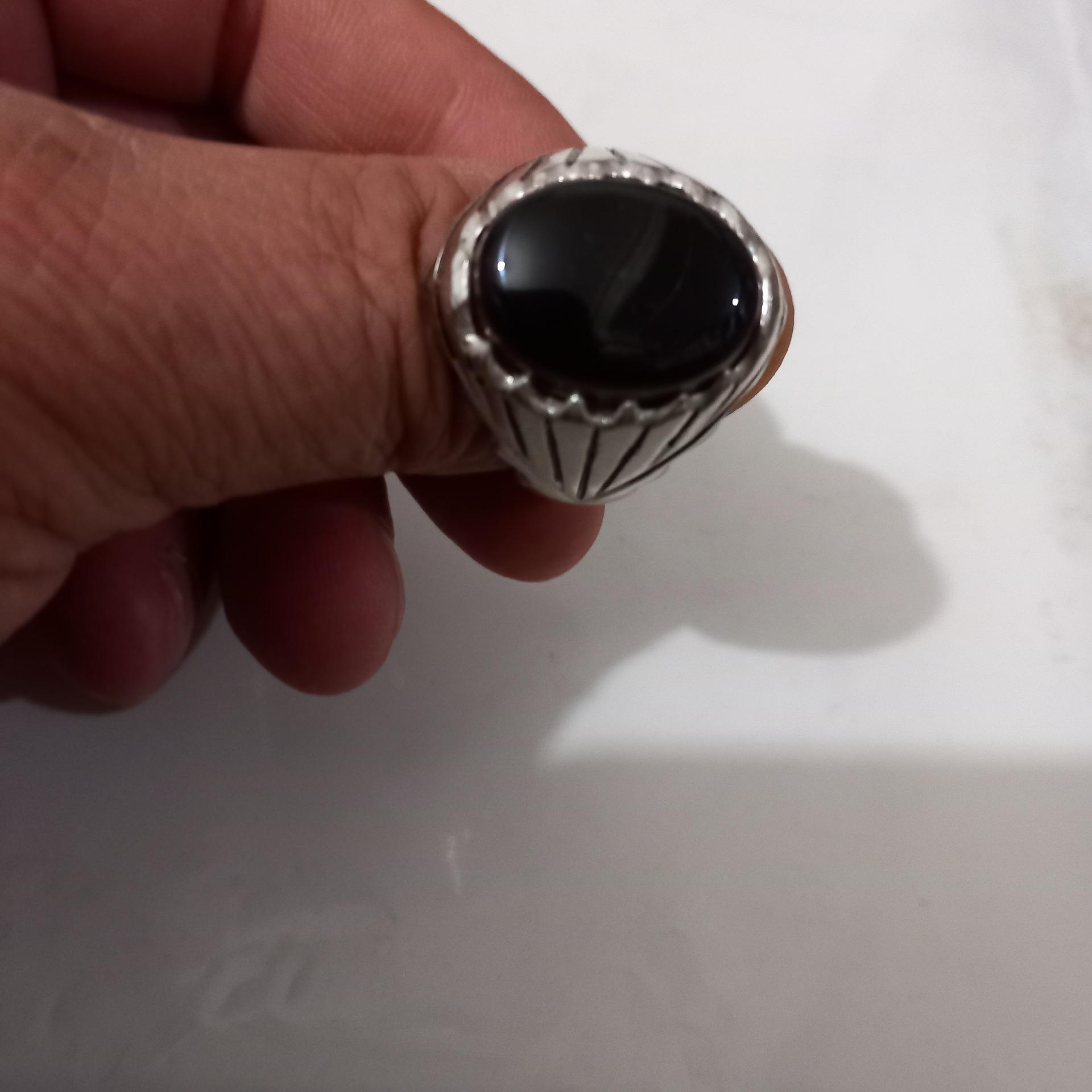 انگشتر و سنگ معدنی