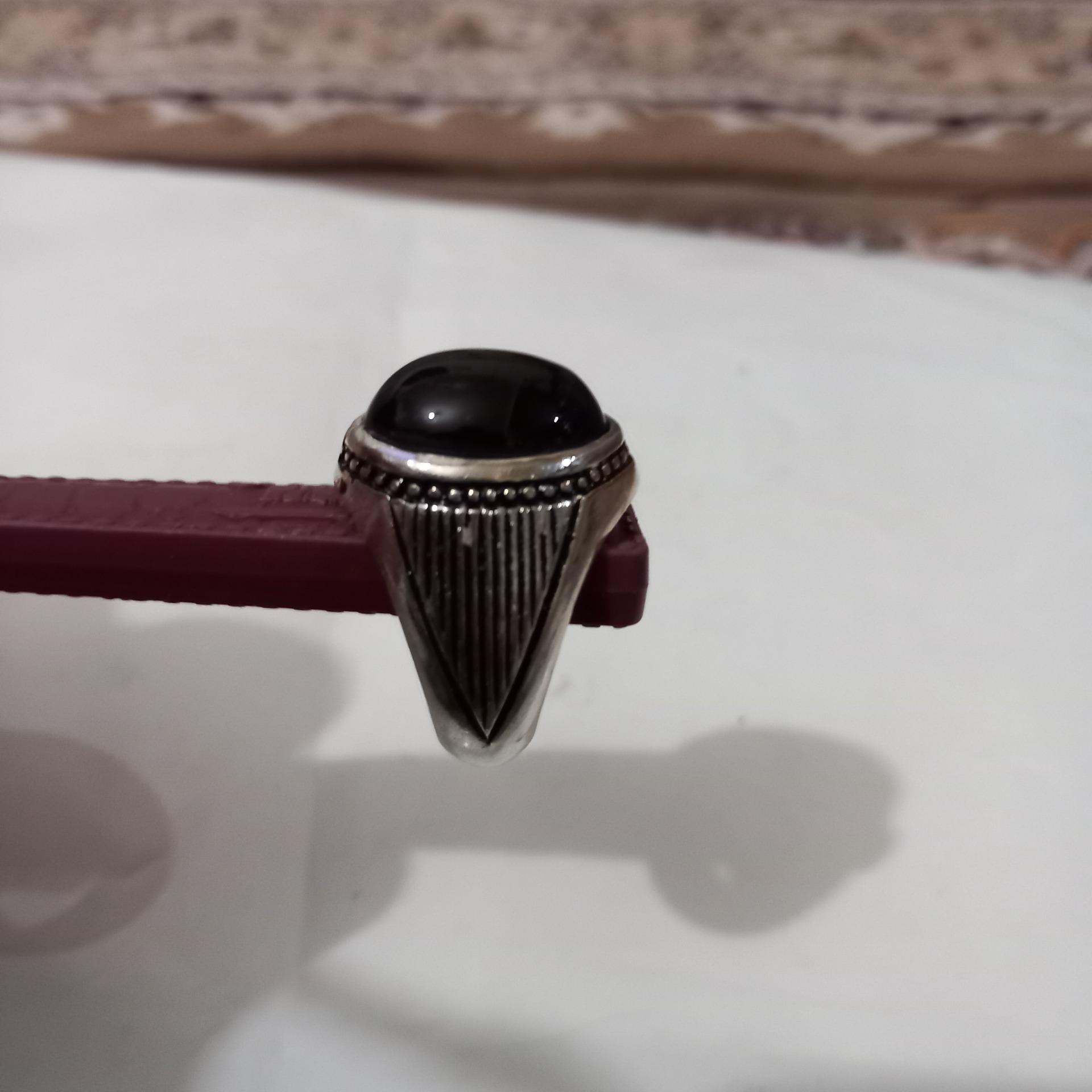 انگشتر و سنگ معدنی