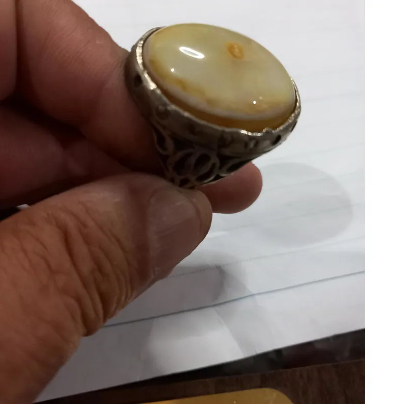 انگشتر و سنگ معدنی