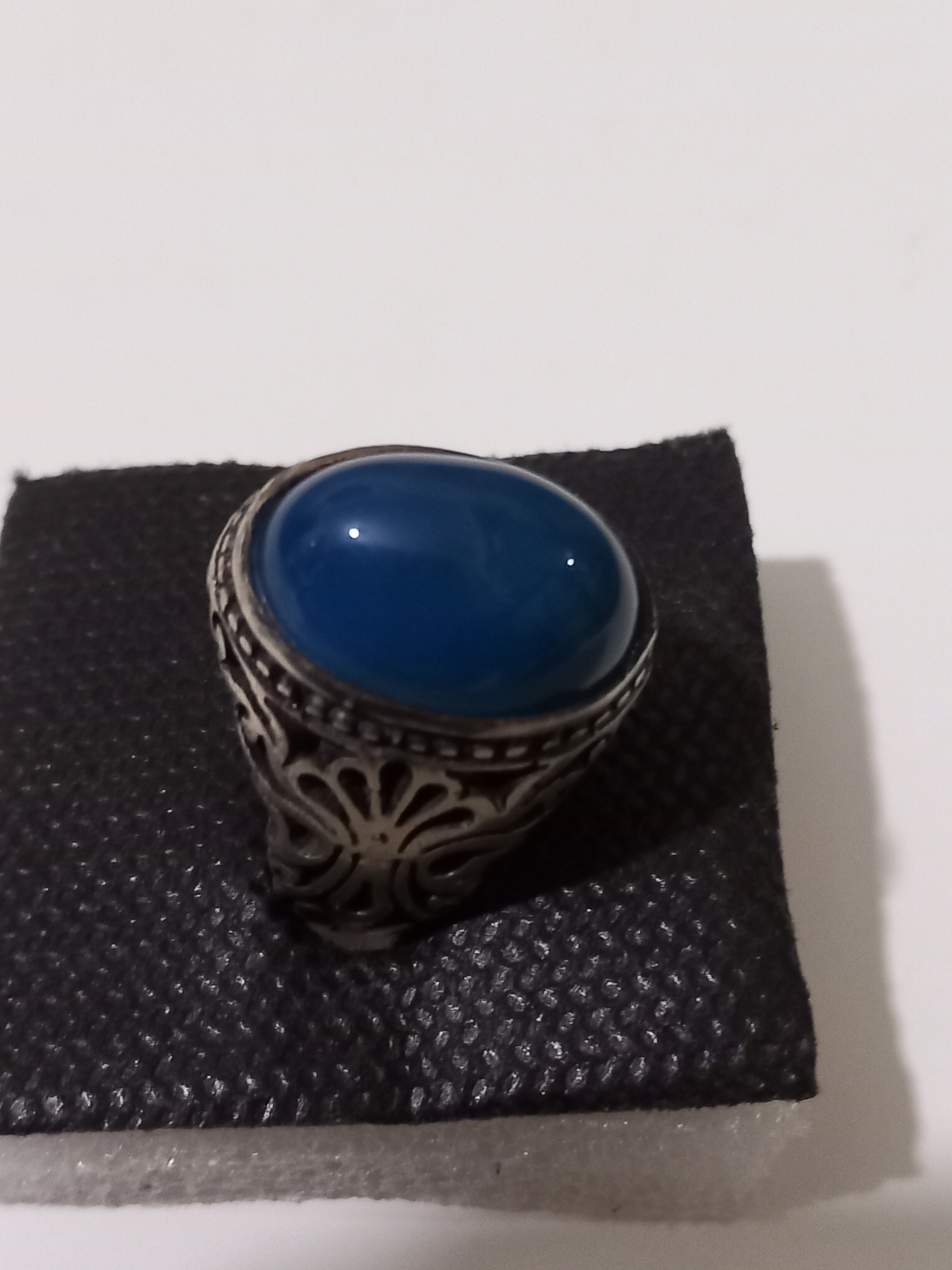 انگشتر و سنگ معدنی