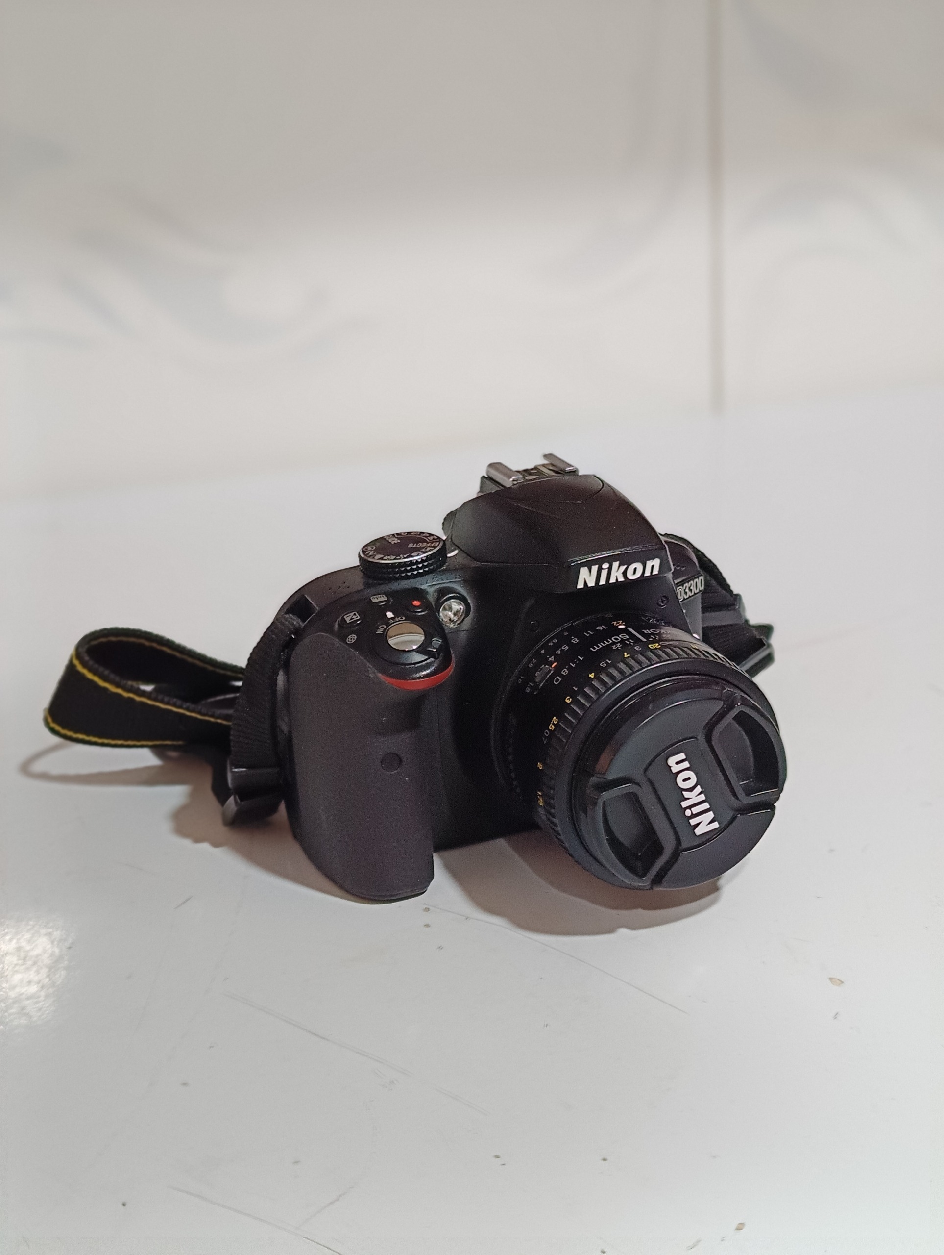 Nikon D3300 با لنز 50 اف 1.8