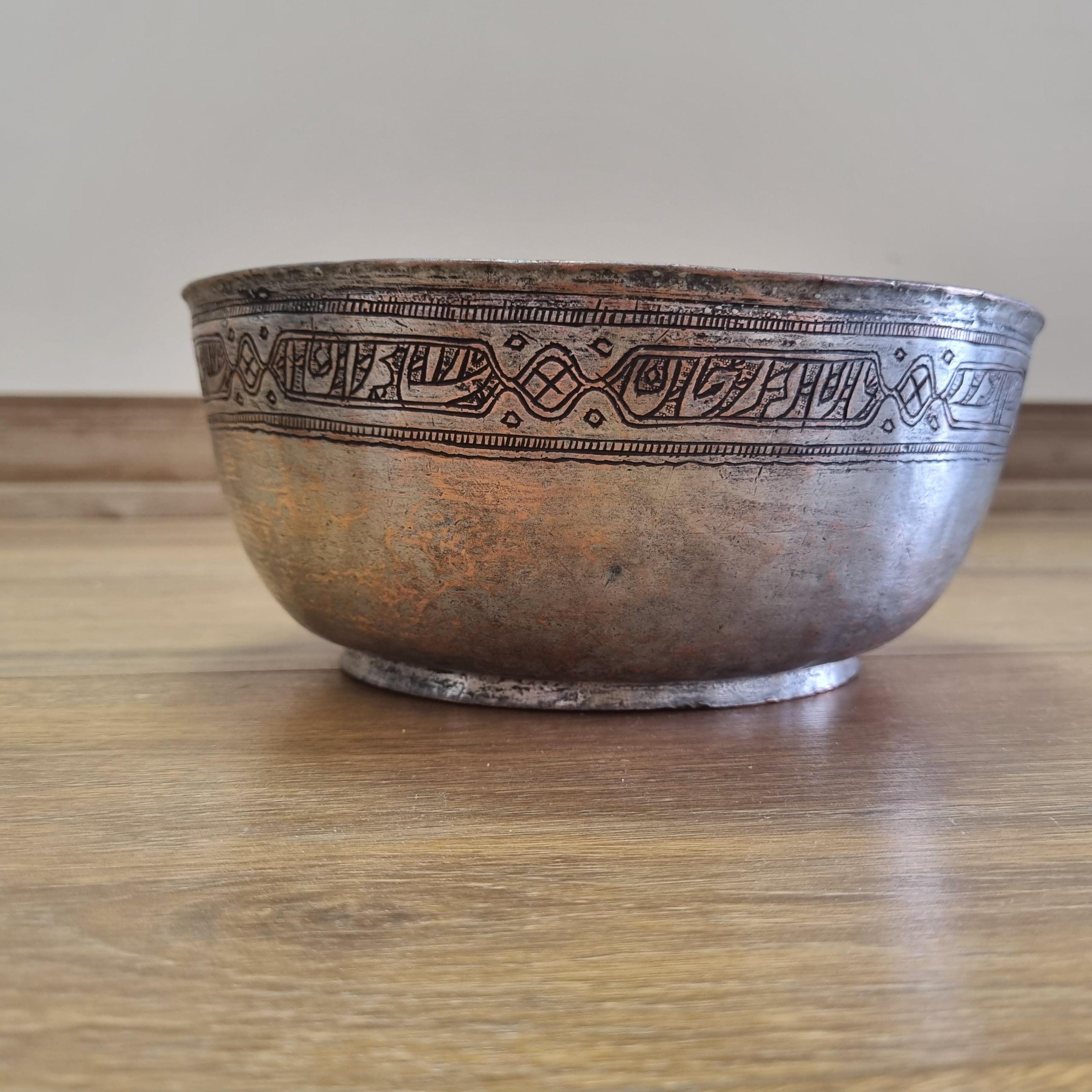 کاسه مسی قاجاری قلمزنی صاحبه دار سایز بزرگ و بکر