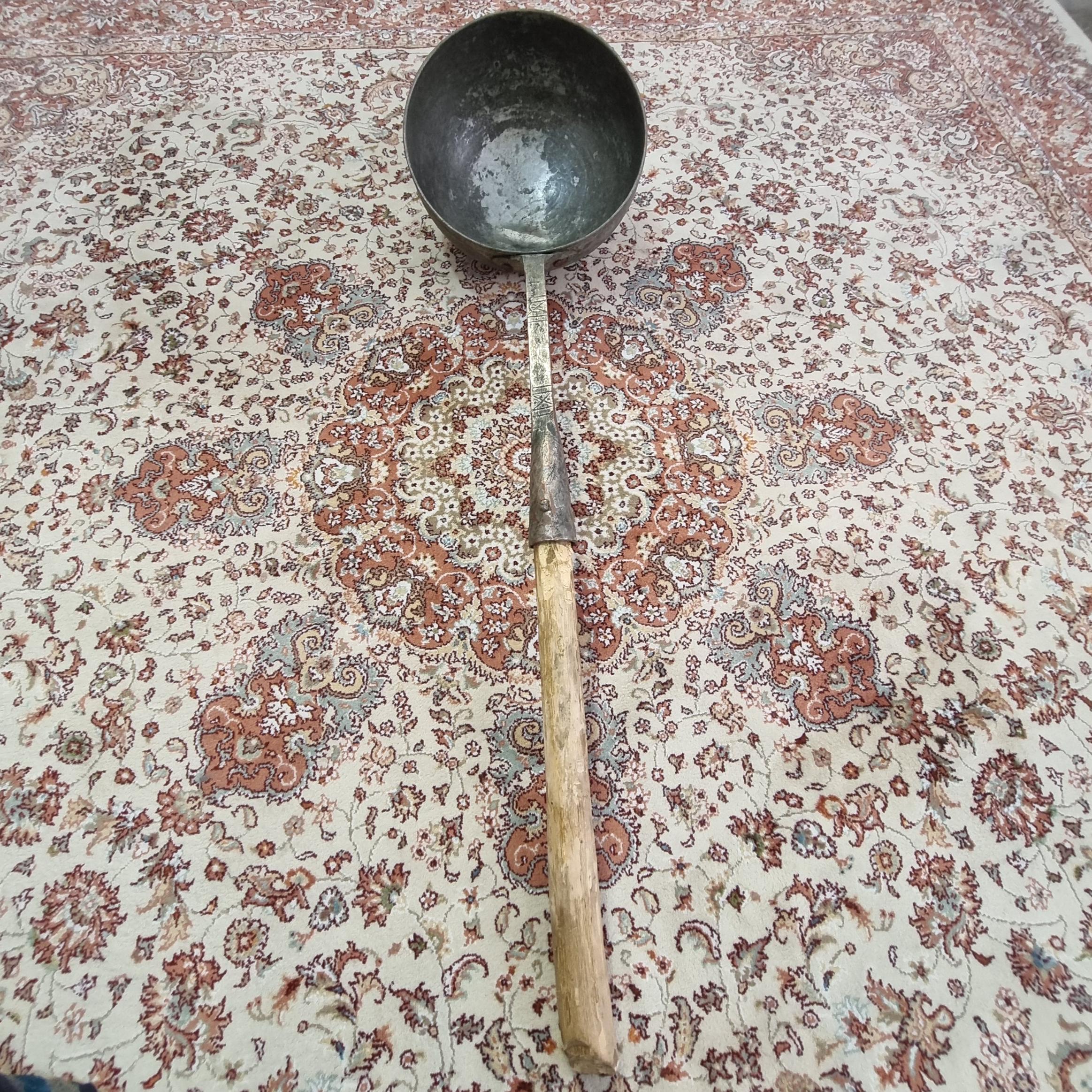 آب گردون مسی قدیمی سنگین وزن با دسته چوبی2.150کیلو