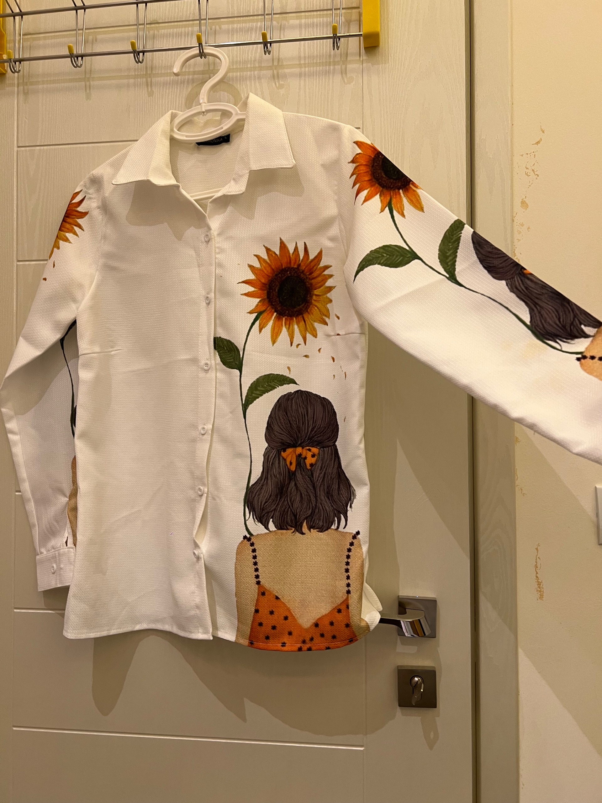 شومیز دختر و کل آفتاب گردان