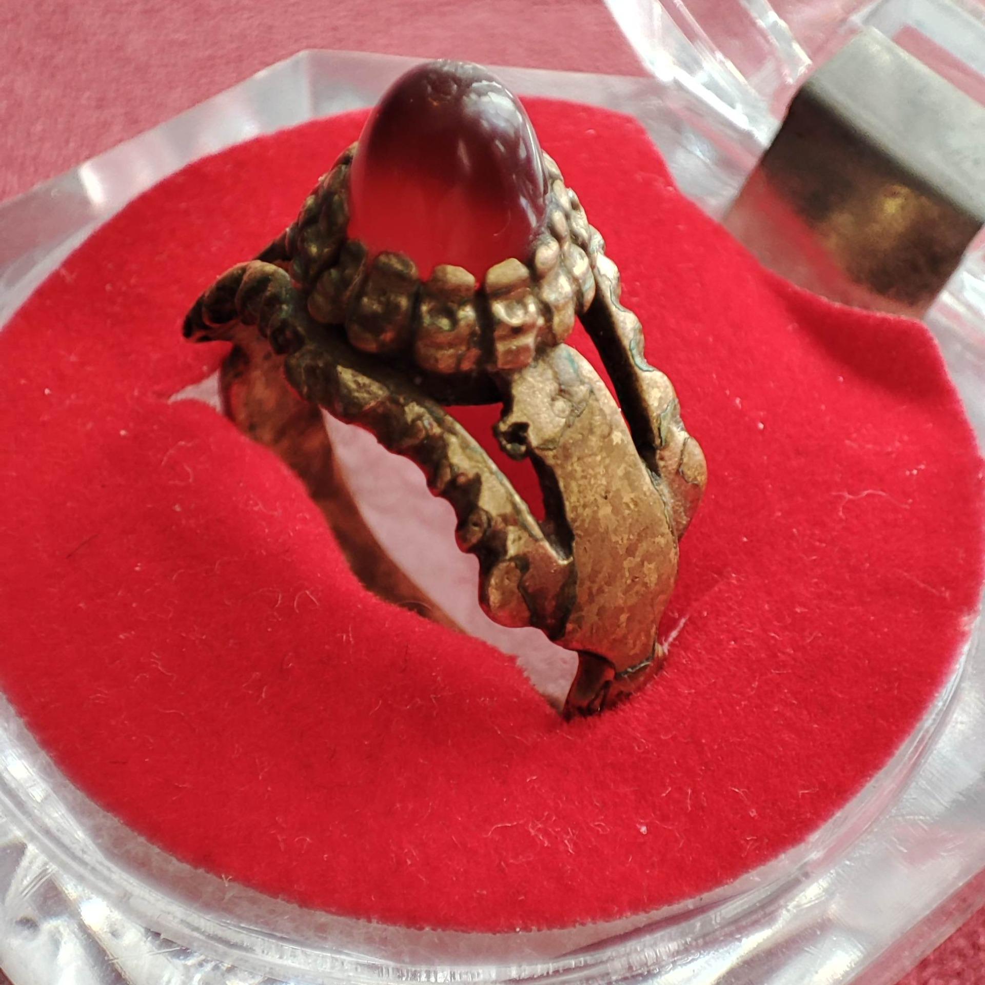 انگشتر بسیار قدیمی برنجی با نگین عقیق اصل