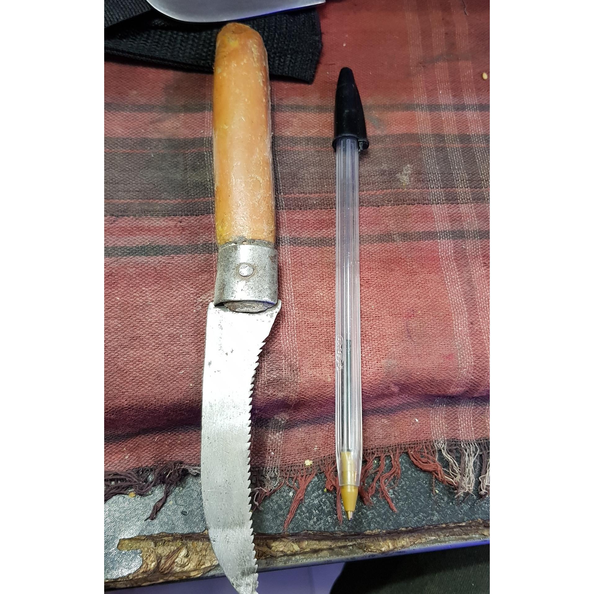 چاقو اره ای قدیمی واقعن تیز تیغ فنر