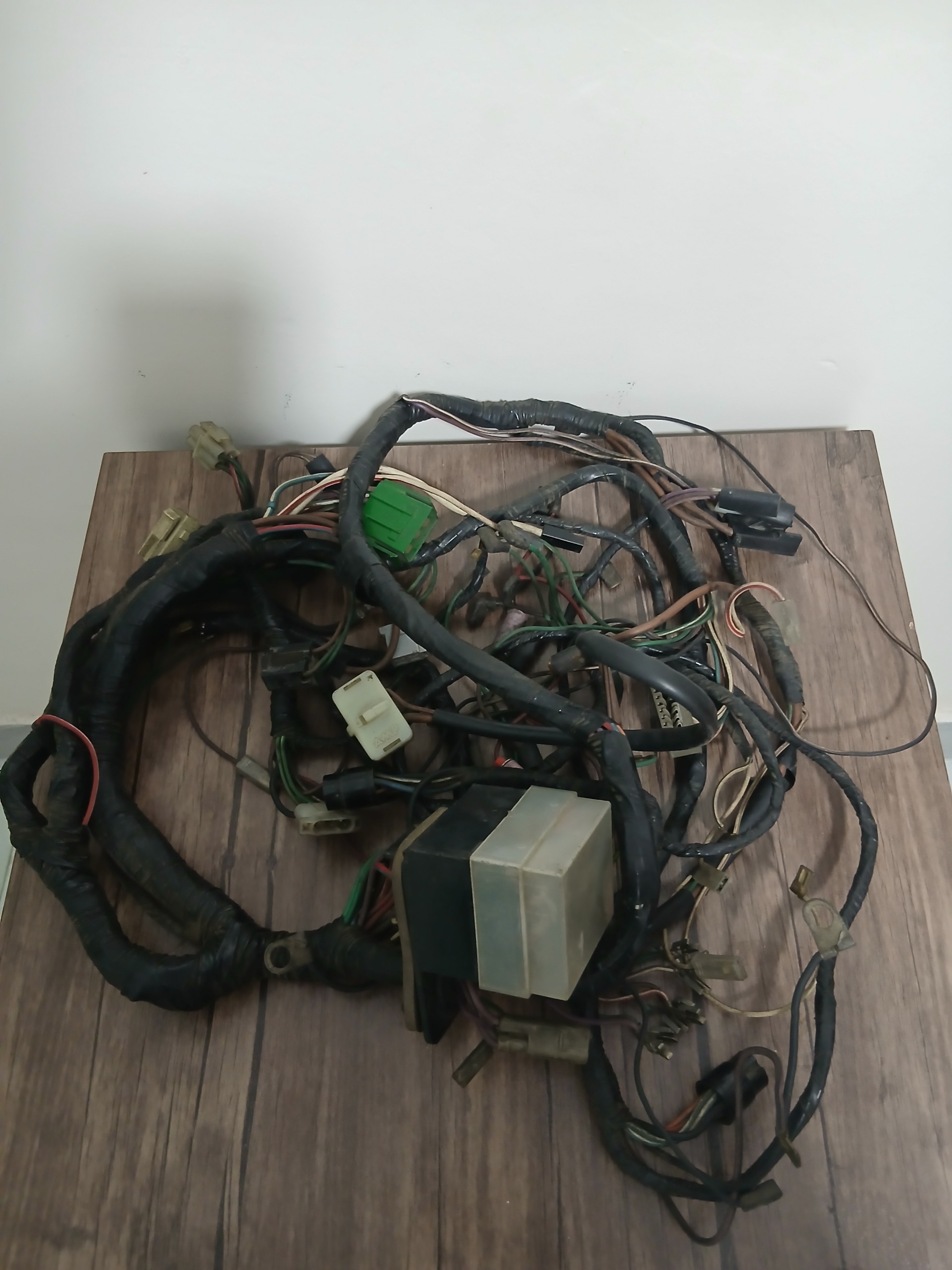 سیم کشی داخل موتور پیکان اصلی انگلیسی(توضیحات)