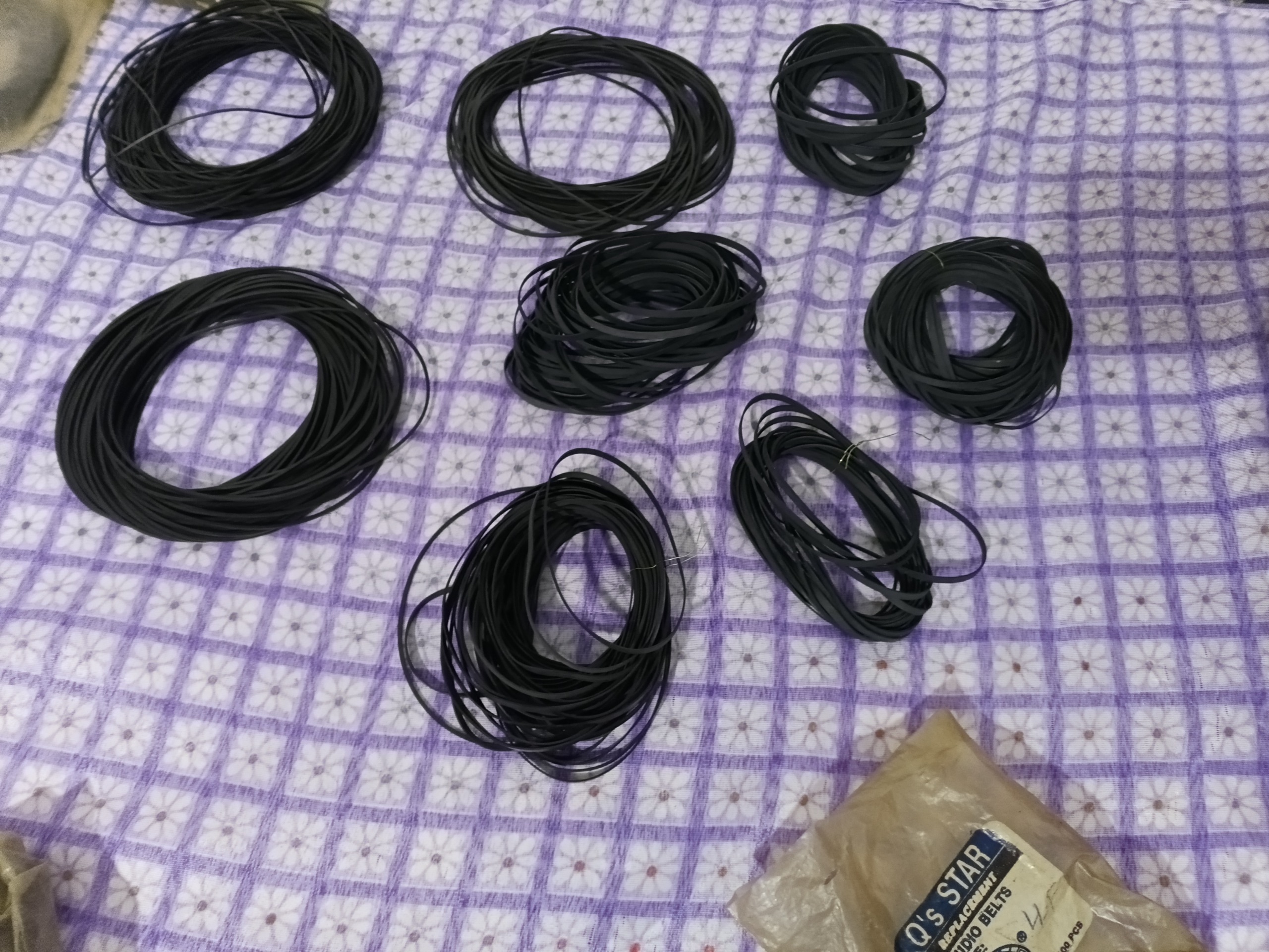 5 عدد تسمه پهن ضبط قدیمی ، توضیح دارد