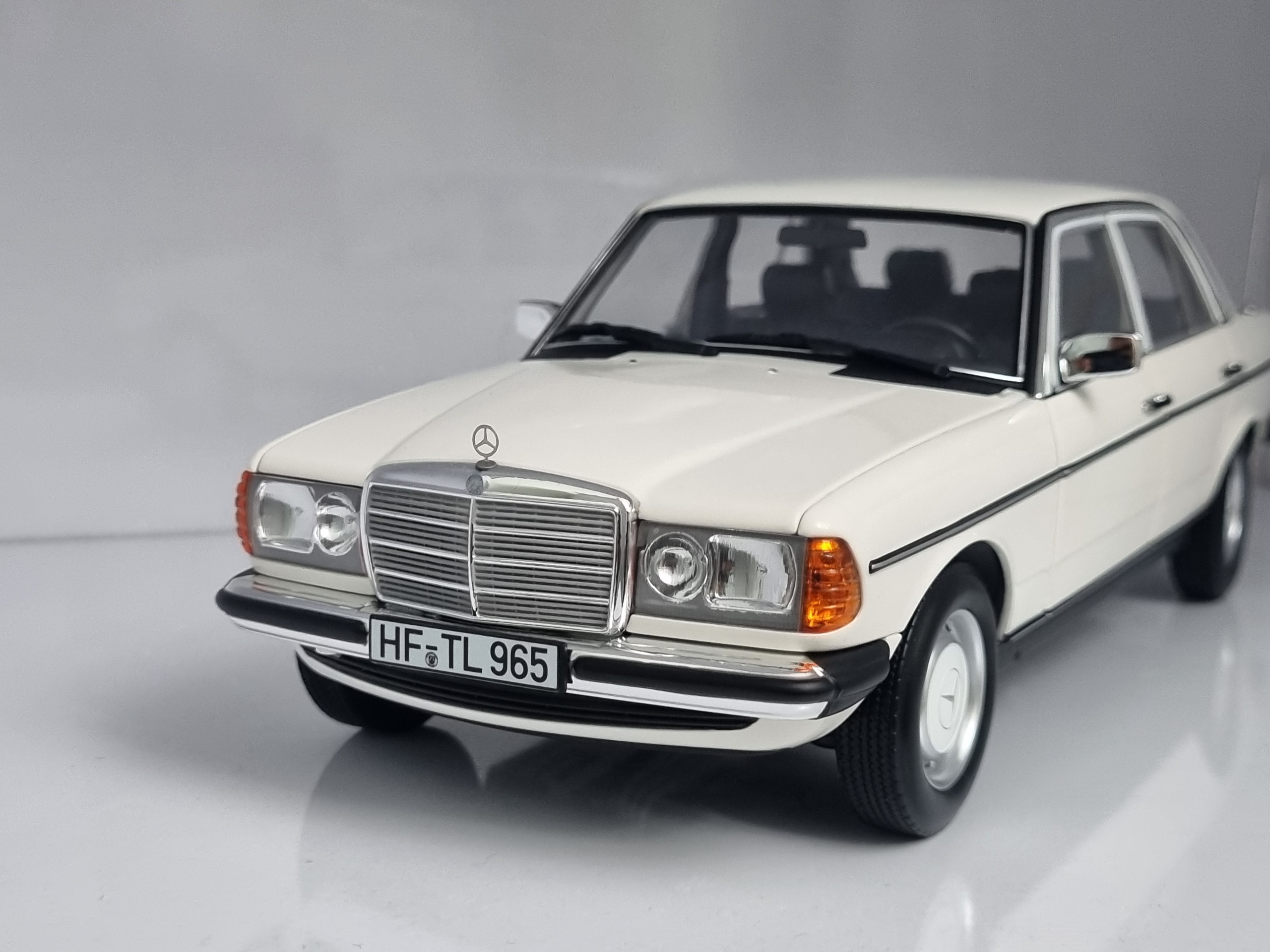 ماکت مرسدس بنز 200 دانشجویی برند Norev