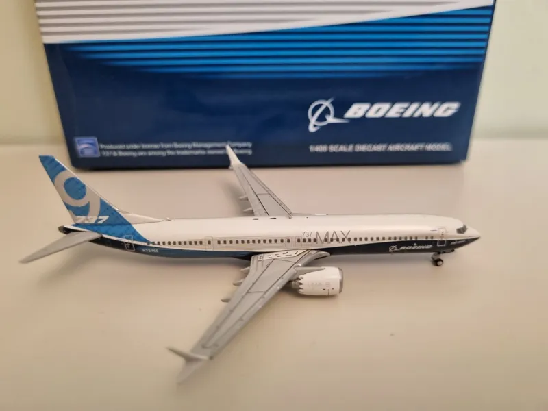 ماکت هواپیما بوئینگ 737max مقیاس 1 400