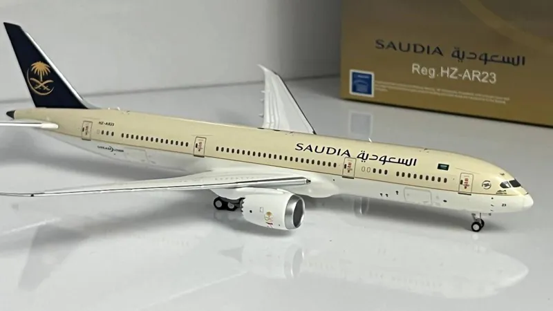 ماکت هواپیما بوئینگ 9-787 Saudia