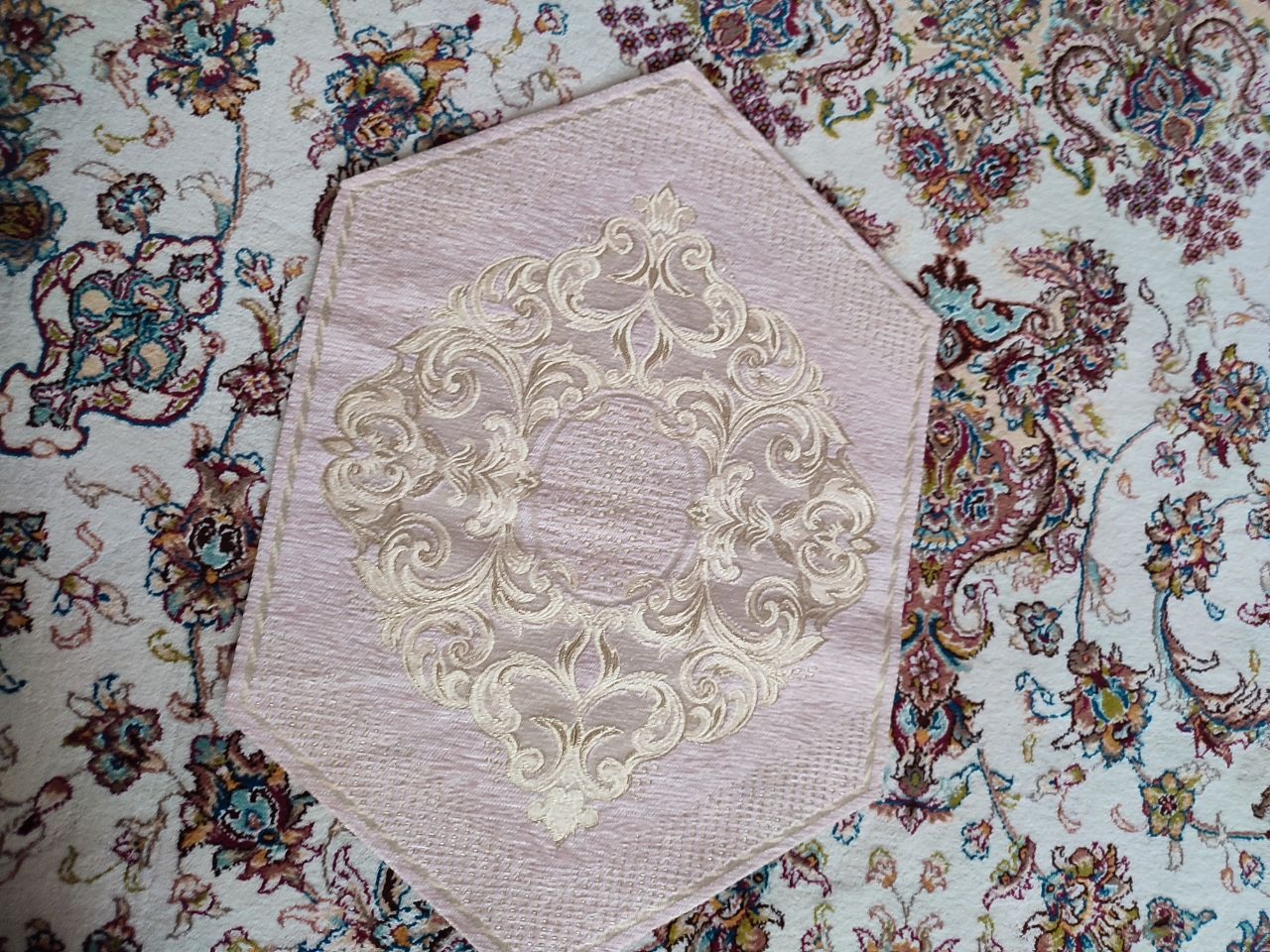 یک تکه رومیزی مخمل