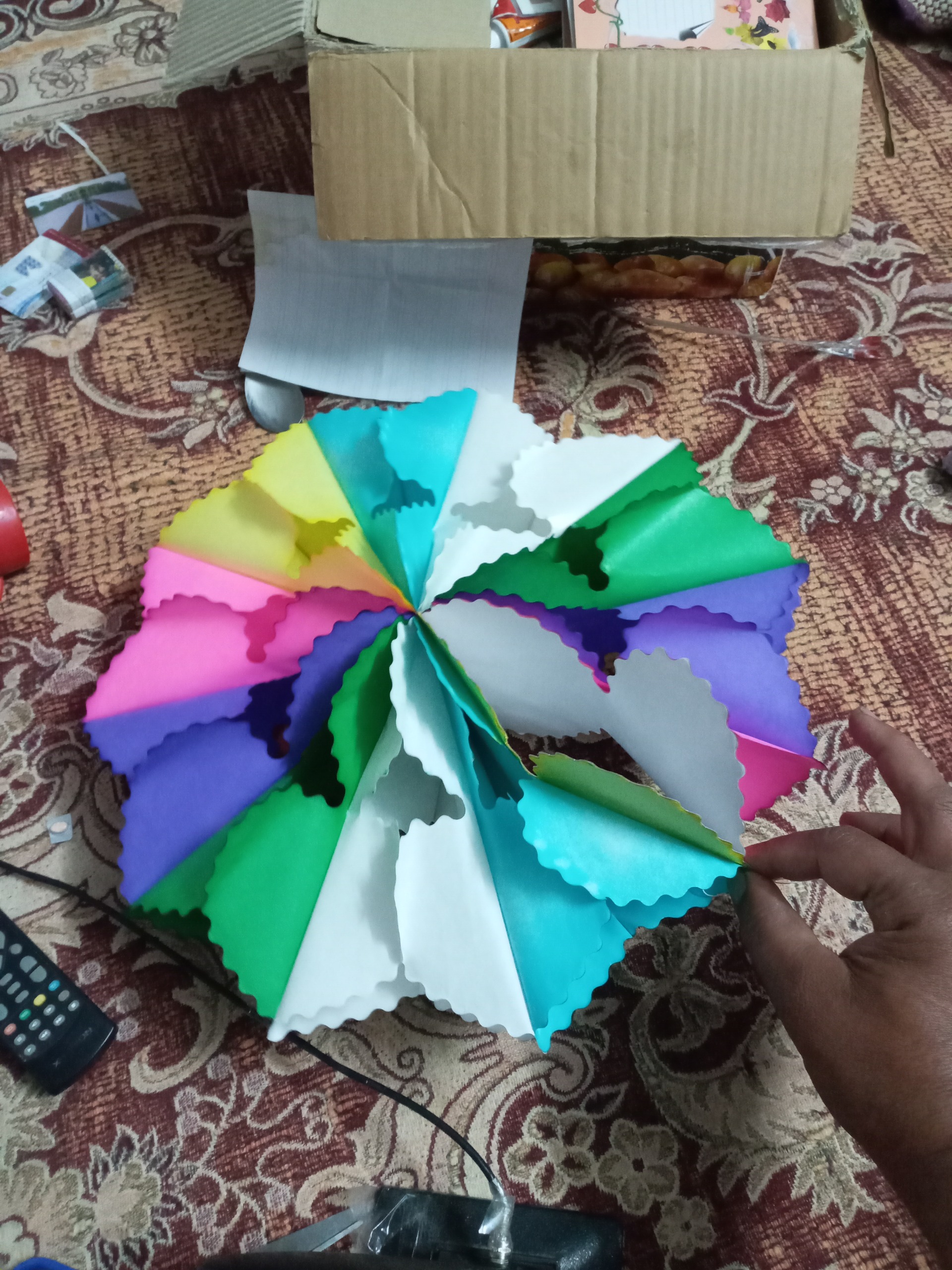 کاغذکشی تزینی گل دایره ایی دهه شصت