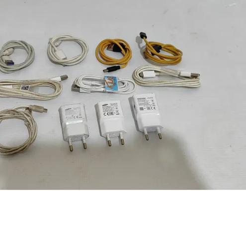 تعدادی کابل و شارژر معیوب