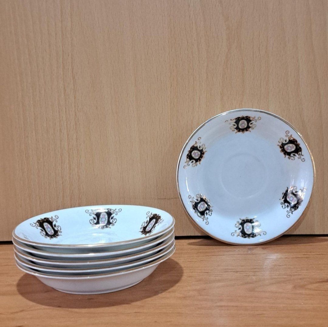 یک دست نعلبکی قدیمی