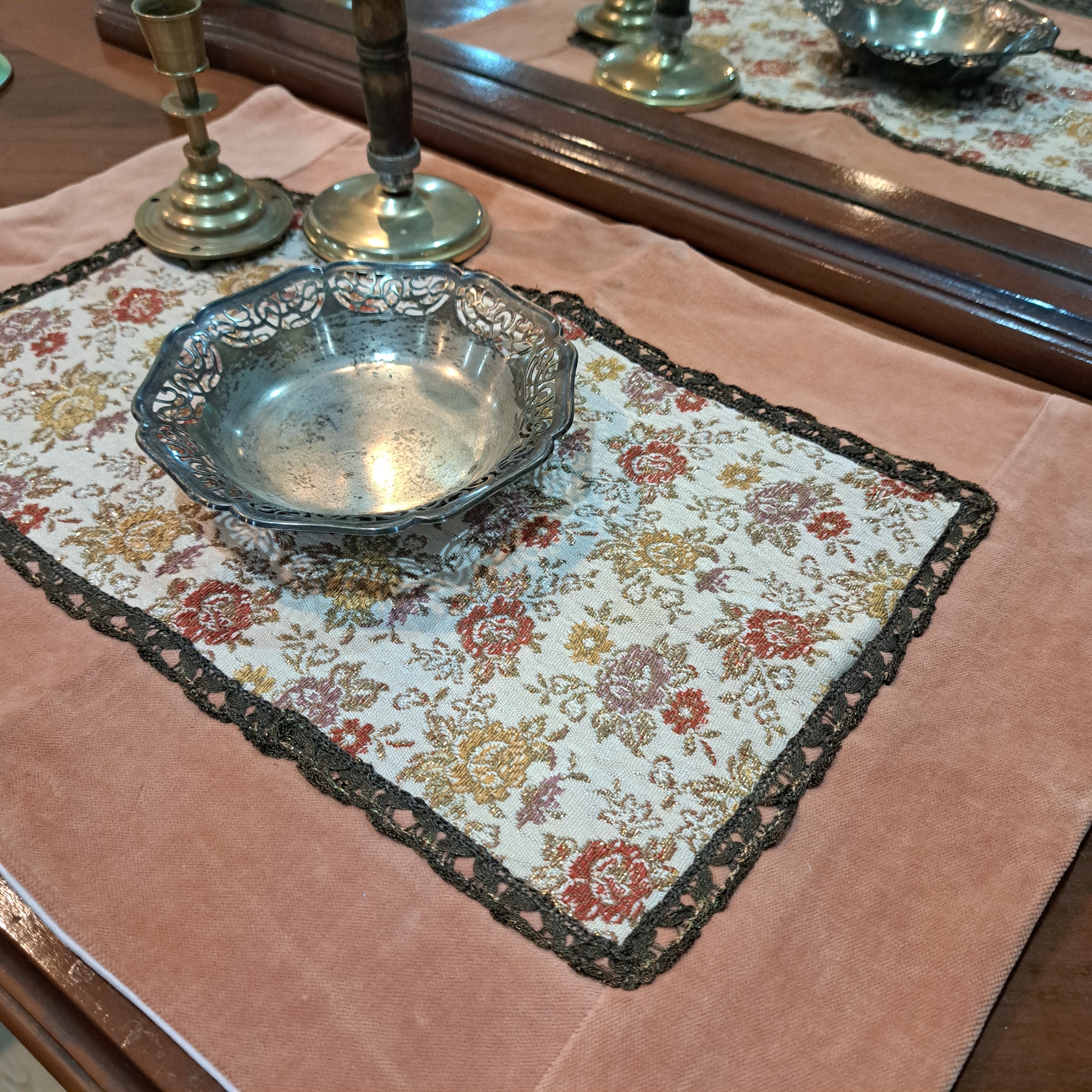 رومیزی زیبای مخمل