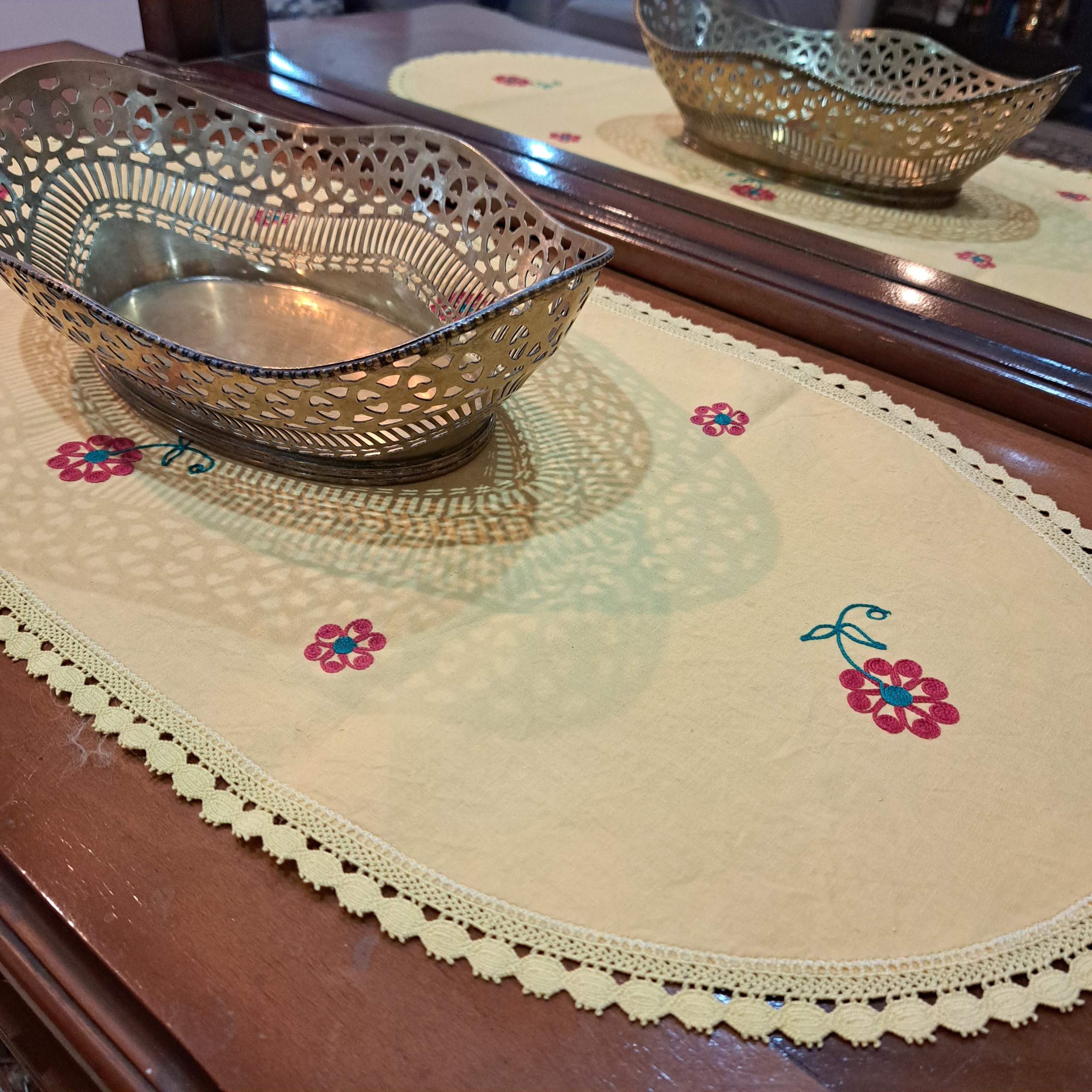 رومیزی تترون گل دوزی قدیمی