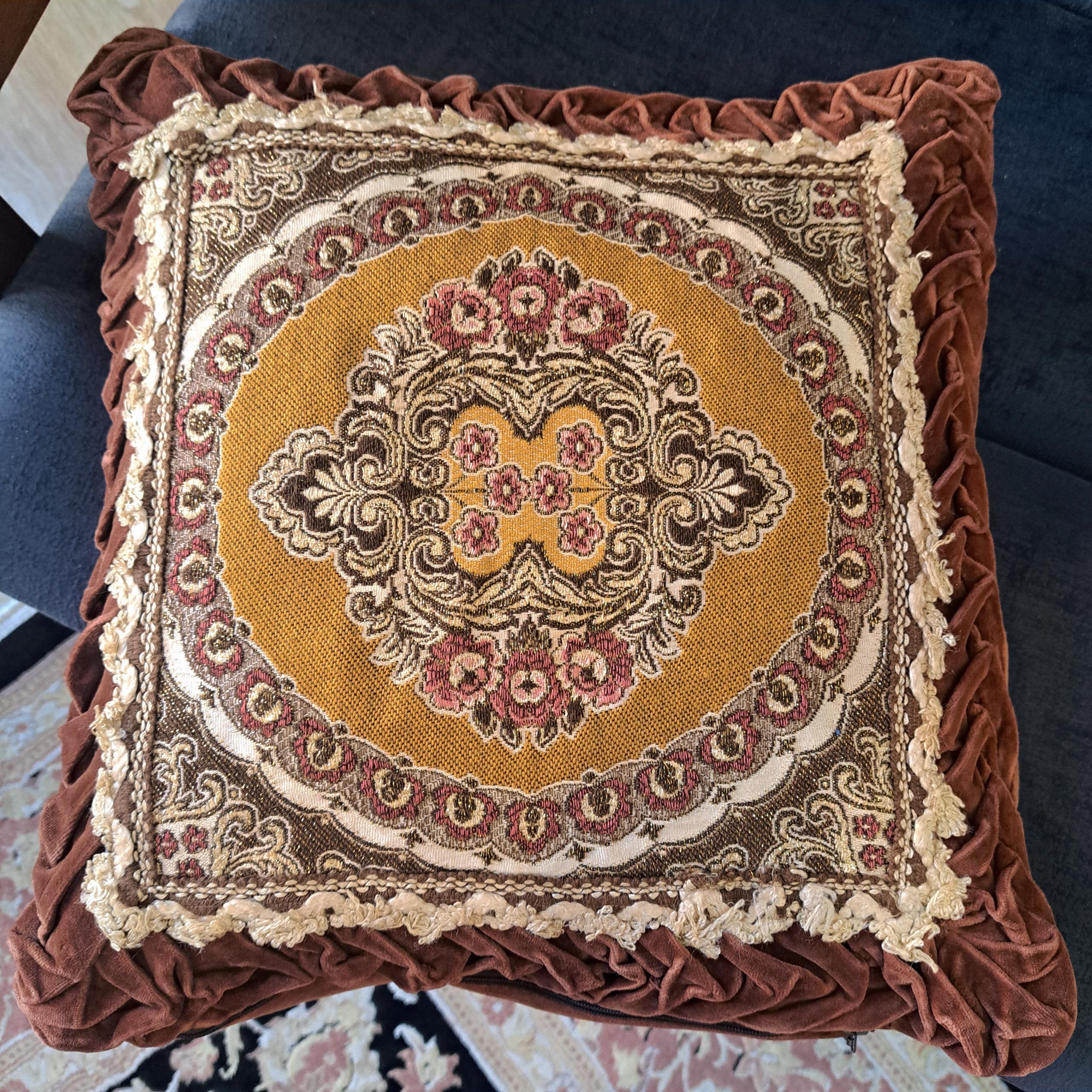 کوسن مخمل قدیمی