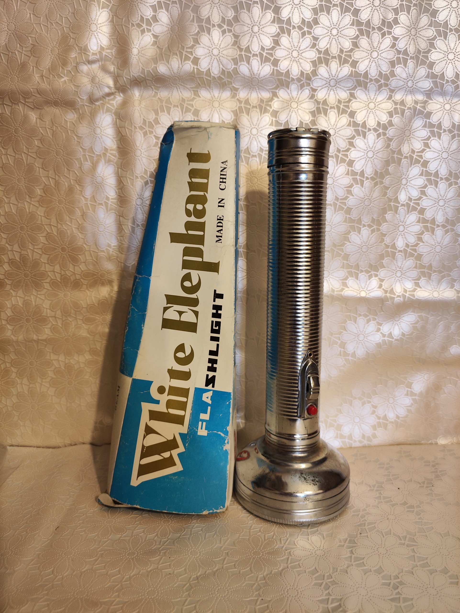 چراغ قوه قدیمی فلزی